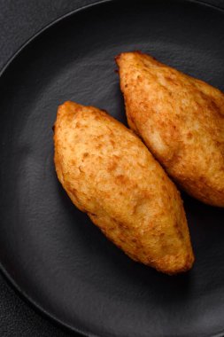 Lezzetli fırınlanmış patates pirzolası. İçi tavuk, sebze, baharat ve tuz dolu.