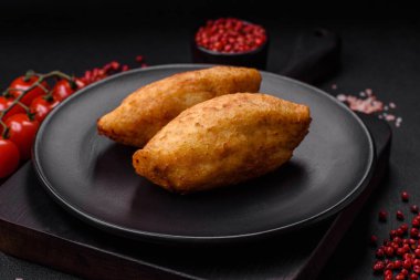 Lezzetli fırınlanmış patates pirzolası. İçi tavuk, sebze, baharat ve tuz dolu.