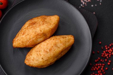 Lezzetli fırınlanmış patates pirzolası. İçi tavuk, sebze, baharat ve tuz dolu.