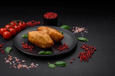 Lezzetli fırınlanmış patates pirzolası. İçi tavuk, sebze, baharat ve tuz dolu.