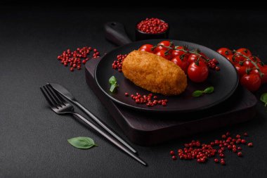 Lezzetli fırınlanmış patates pirzolası. İçi tavuk, sebze, baharat ve tuz dolu.