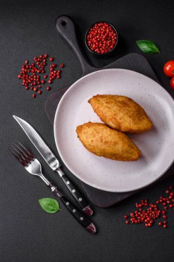 Lezzetli fırınlanmış patates pirzolası. İçi tavuk, sebze, baharat ve tuz dolu.