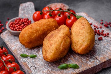 Lezzetli fırınlanmış patates pirzolası. İçi tavuk, sebze, baharat ve tuz dolu.