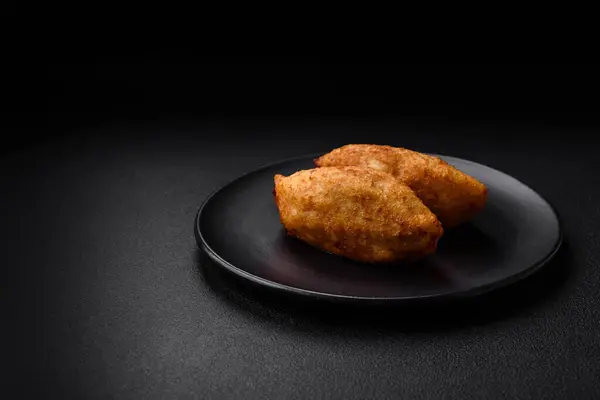 어두운 콘크리트 배경에 닭고기와 향신료와 소금으로 채워진 맛있는 커틀릿 — 스톡 사진