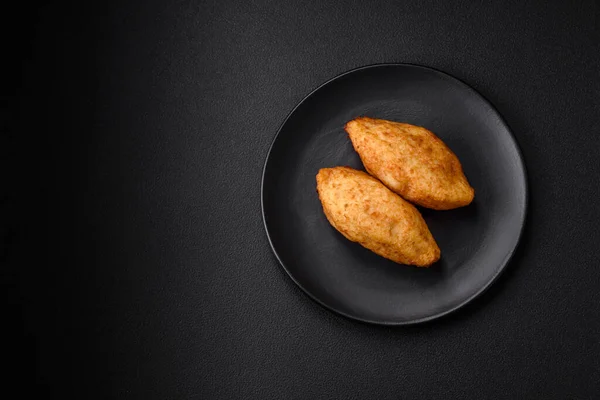 Вкусный Картофельный Котлет Фаршированный Курицей Овощами Специями Солью Темном Бетонном — стоковое фото