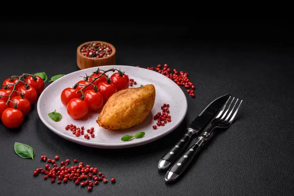 Вкусный Картофельный Котлет Фаршированный Курицей Овощами Специями Солью Темном Бетонном — стоковое фото