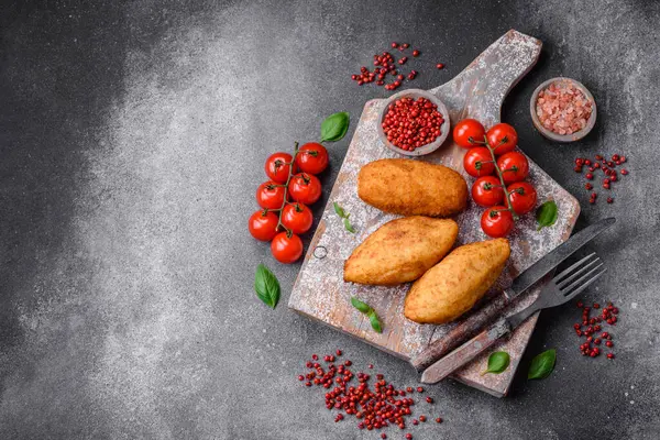 Lezzetli fırınlanmış patates pirzolası. İçi tavuk, sebze, baharat ve tuz dolu.