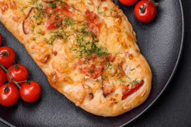 Lezzetli fırın peynirli, domatesli, sosisli, tuzlu ve baharatlı taze ekmek pizzası.