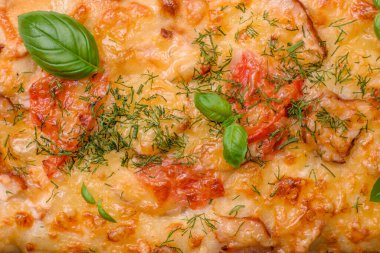 Lezzetli fırın peynirli, domatesli, sosisli, tuzlu ve baharatlı taze ekmek pizzası.