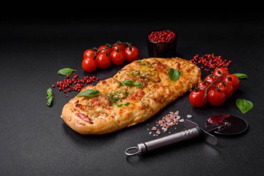 Lezzetli fırın peynirli, domatesli, sosisli, tuzlu ve baharatlı taze ekmek pizzası.