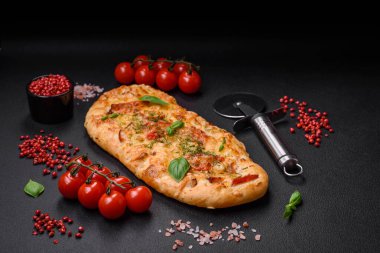 Lezzetli fırın peynirli, domatesli, sosisli, tuzlu ve baharatlı taze ekmek pizzası.