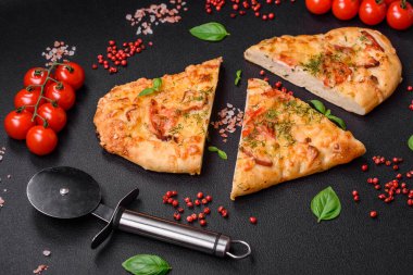 Lezzetli fırın peynirli, domatesli, sosisli, tuzlu ve baharatlı taze ekmek pizzası.