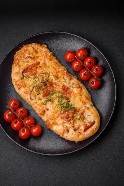 Πεντανόστιμο Φούρνο Φρέσκο Ψωμί Πίτσα Τυρί Ντομάτες Λουκάνικα Αλάτι Και — Φωτογραφία Αρχείου