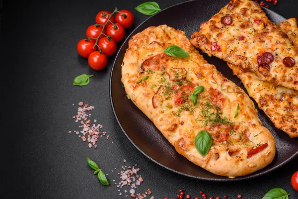 Lezzetli fırın peynirli, domatesli, sosisli, tuzlu ve baharatlı taze ekmek pizzası.