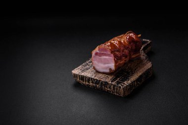 Tuzlu, baharatlı ve çimento kaplı nefis tütsülenmiş domuz pastırması.