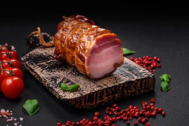 Tuzlu, baharatlı ve çimento kaplı nefis tütsülenmiş domuz pastırması.