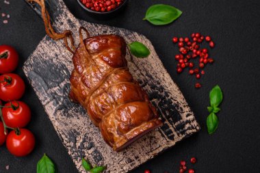 Tuzlu, baharatlı ve çimento kaplı nefis tütsülenmiş domuz pastırması.