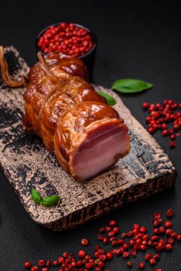 Tuzlu, baharatlı ve çimento kaplı nefis tütsülenmiş domuz pastırması.