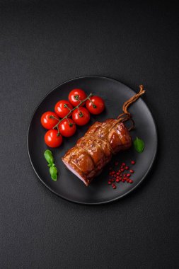 Tuzlu, baharatlı ve çimento kaplı nefis tütsülenmiş domuz pastırması.