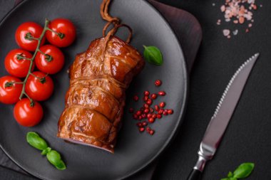 Tuzlu, baharatlı ve çimento kaplı nefis tütsülenmiş domuz pastırması.