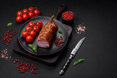 Tuzlu, baharatlı ve çimento kaplı nefis tütsülenmiş domuz pastırması.