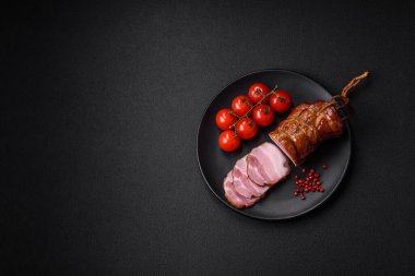 Tuzlu, baharatlı ve çimento kaplı nefis tütsülenmiş domuz pastırması.