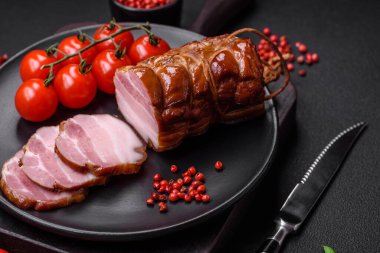 Tuzlu, baharatlı ve çimento kaplı nefis tütsülenmiş domuz pastırması.