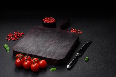 Tuzlu, baharatlı ve çimento kaplı nefis tütsülenmiş domuz pastırması.