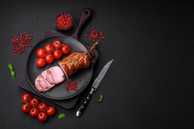 Tuzlu, baharatlı ve çimento kaplı nefis tütsülenmiş domuz pastırması.