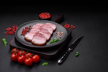 Tuzlu, baharatlı ve çimento kaplı nefis tütsülenmiş domuz pastırması.