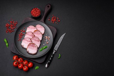 Tuzlu, baharatlı ve çimento kaplı nefis tütsülenmiş domuz pastırması.