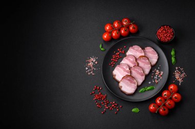 Tuzlu, baharatlı ve çimento kaplı nefis tütsülenmiş domuz pastırması.