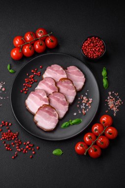 Tuzlu, baharatlı ve çimento kaplı nefis tütsülenmiş domuz pastırması.