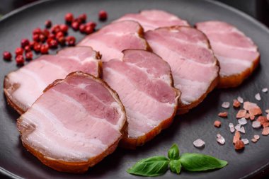 Tuzlu, baharatlı ve çimento kaplı nefis tütsülenmiş domuz pastırması.