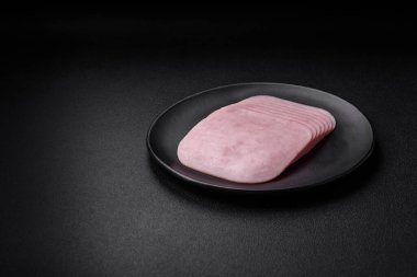 Sandviç yapmak için tuz, baharat ve otlarla dilimlenmiş lezzetli jambon.