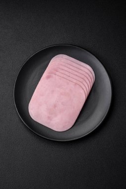 Sandviç yapmak için tuz, baharat ve otlarla dilimlenmiş lezzetli jambon.