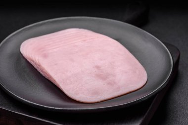 Sandviç yapmak için tuz, baharat ve otlarla dilimlenmiş lezzetli jambon.