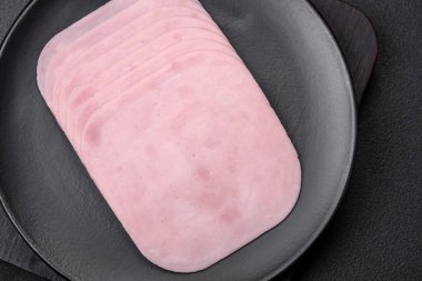 Sandviç yapmak için tuz, baharat ve otlarla dilimlenmiş lezzetli jambon.