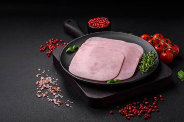 Sandviç yapmak için tuz, baharat ve otlarla dilimlenmiş lezzetli jambon.