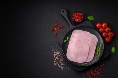 Sandviç yapmak için tuz, baharat ve otlarla dilimlenmiş lezzetli jambon.