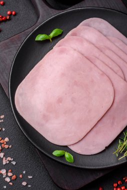 Sandviç yapmak için tuz, baharat ve otlarla dilimlenmiş lezzetli jambon.