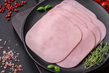 Sandviç yapmak için tuz, baharat ve otlarla dilimlenmiş lezzetli jambon.