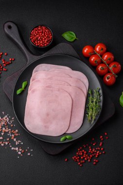 Sandviç yapmak için tuz, baharat ve otlarla dilimlenmiş lezzetli jambon.