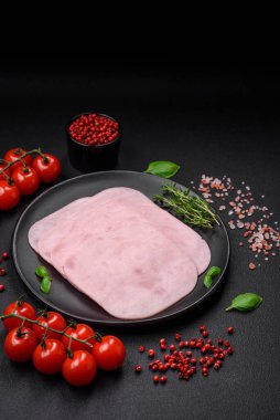 Sandviç yapmak için tuz, baharat ve otlarla dilimlenmiş lezzetli jambon.