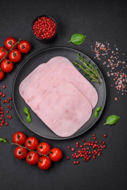 Sandviç yapmak için tuz, baharat ve otlarla dilimlenmiş lezzetli jambon.