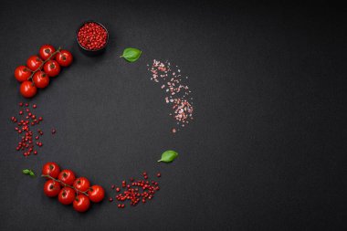 Sandviç yapmak için tuz, baharat ve otlarla dilimlenmiş lezzetli jambon.