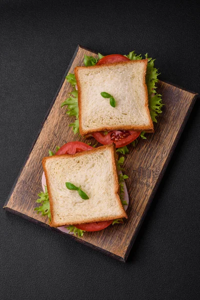 Läcker Smörgås Med Rostat Bröd Skinka Tomater Ost Och Sallad — Stockfoto