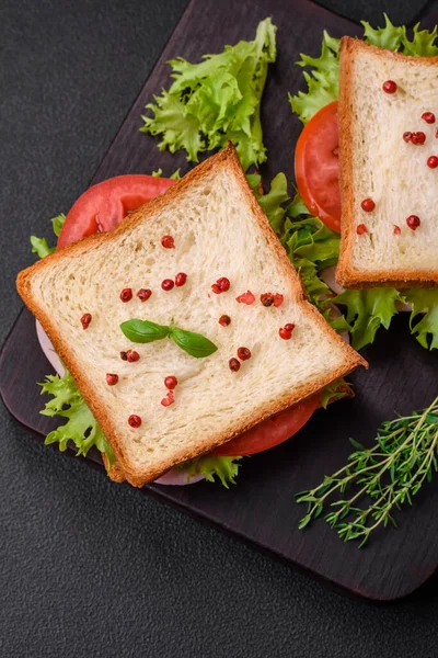 Délicieux Sandwich Avec Pain Grillé Jambon Tomates Fromage Laitue Sel — Photo