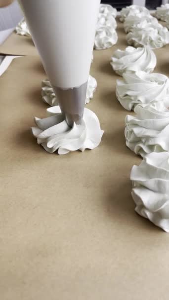 Processo Fabbricazione Dei Marshmallow Spremendo Crema Una Superficie Dura Fare — Video Stock