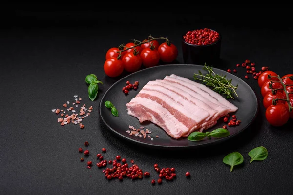 Bacon Cru Fresco Cortado Fatias Com Sal Especiarias Ervas Fundo — Fotografia de Stock
